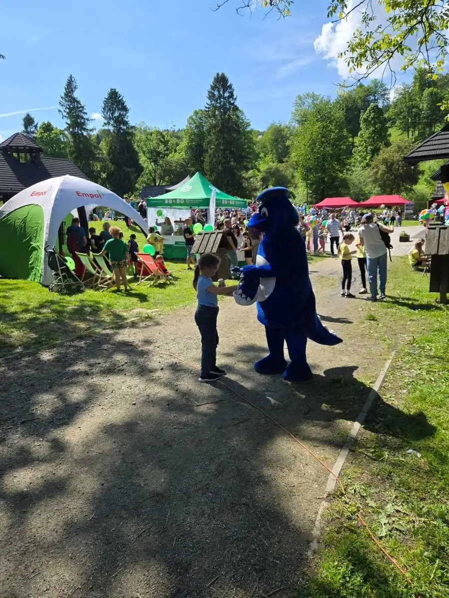 Rodzinny piknik z Policją w Porębie Wielkiej. Nauka przez zabawę