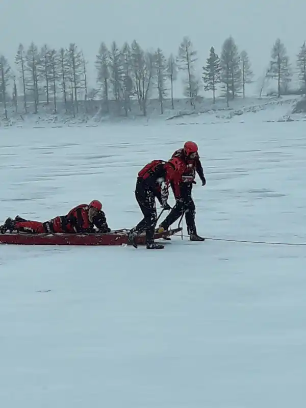 Sądecczyzna: Strażacy ćwiczyli prowadzenie działań ratowniczych na zamarzniętym akwenie