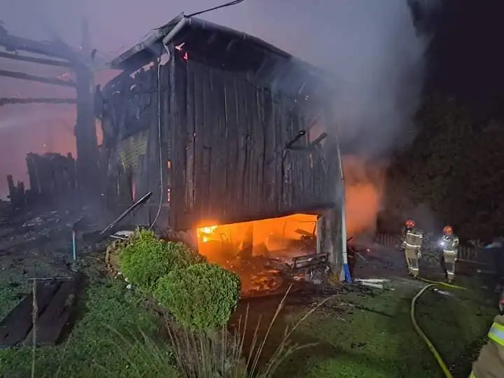 Pożar w Grybowie. Walka z ogniem na osiedlu Biała Wyżna