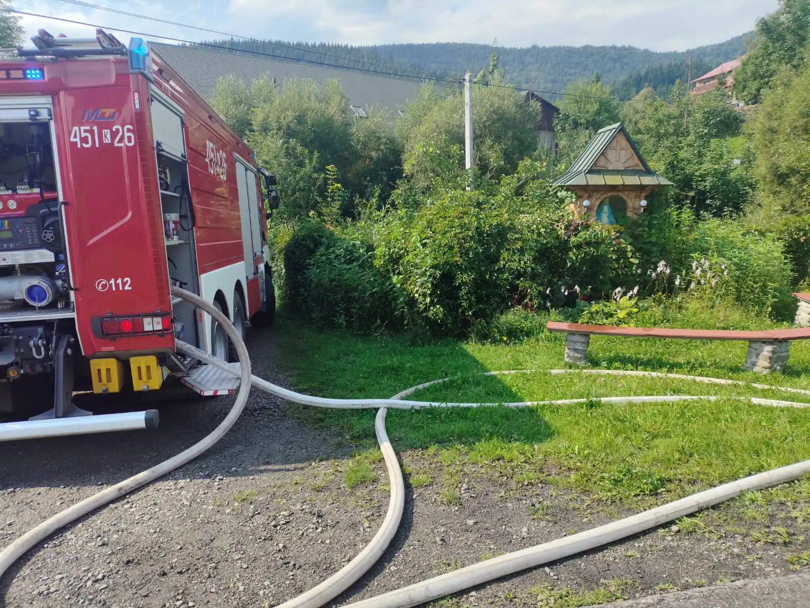 Piorun wywołał pożar. Strażacy bronili przyległych zabudowań