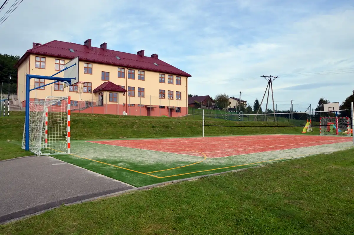 Boisko sportowe przy Szkole Podstawowej w Rąbkowej po modernizacji
