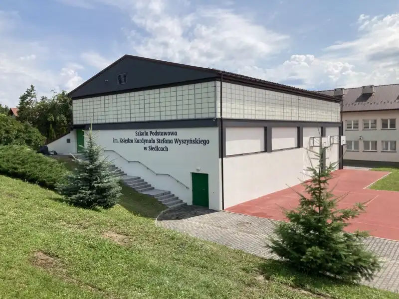 Odnowiono elewacje budynku sali gimnastycznej przy Szkole Podstawowej w Siedlcach