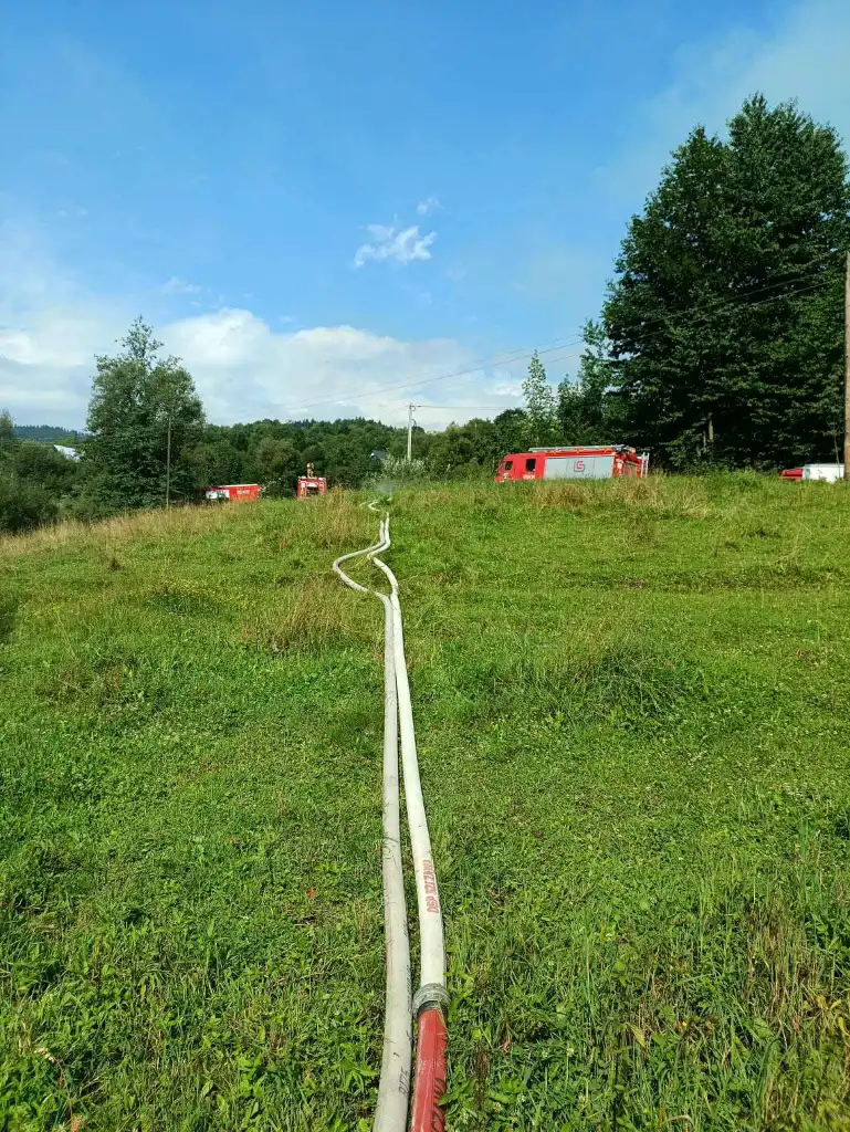 Piorun wywołał pożar. Strażacy bronili przyległych zabudowań