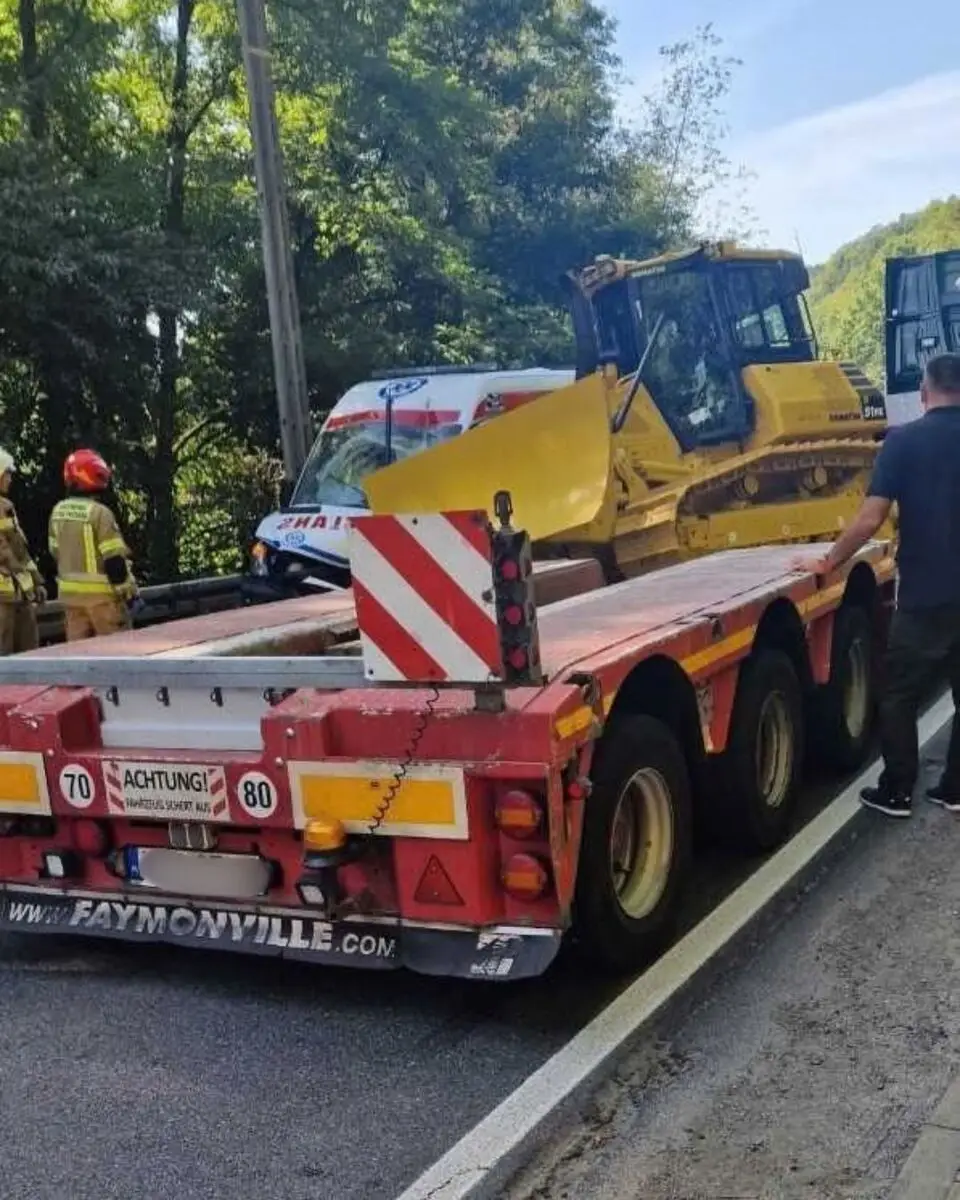 Karetka jechała na sygnale z pacjentem. Nagle uderzyła w nią maszyna budowlana. Funkcjonariusz KaOSG pomógł rannym