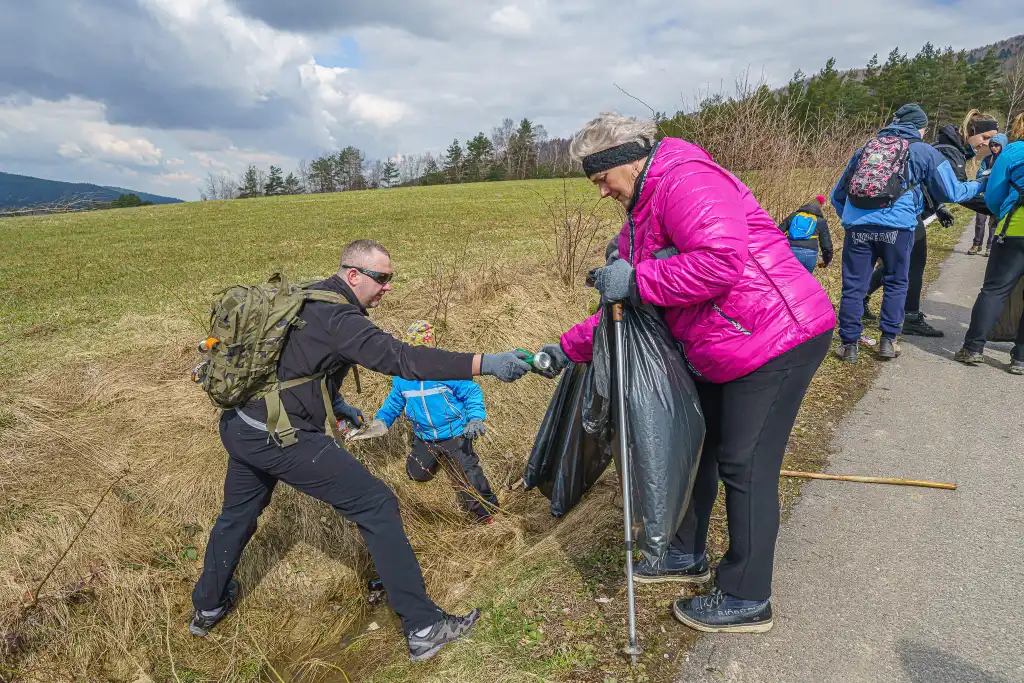 Akcja „Dbam o Sądeckie”: Pokonali blisko 14 km i zebrali 19 worków śmieci o pojemności 80 litrów