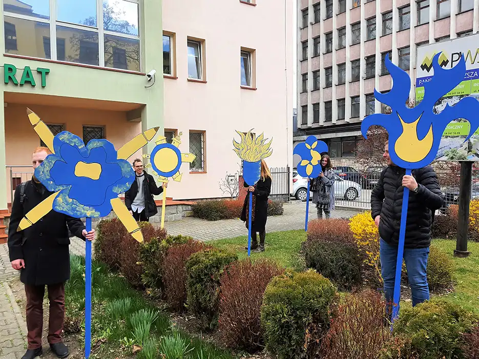 Kwiaty dla Ukrainy - akcja artystyczna studentów PWSZ