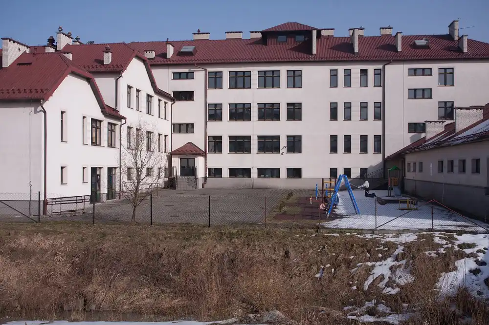 Szkoła Podstawowa w Korzennej zostanie wyposażona w instalację fotowoltaiczną