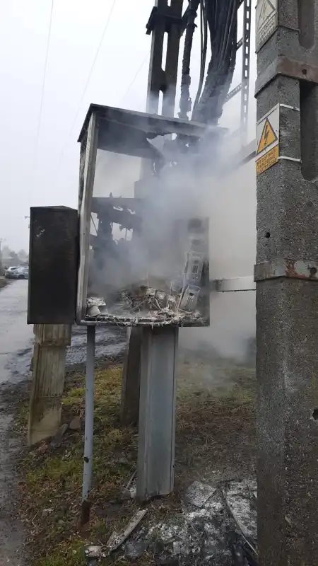 Dąbrowa: Na jednym ze słupów płonęła skrzynka rozdzielcza
