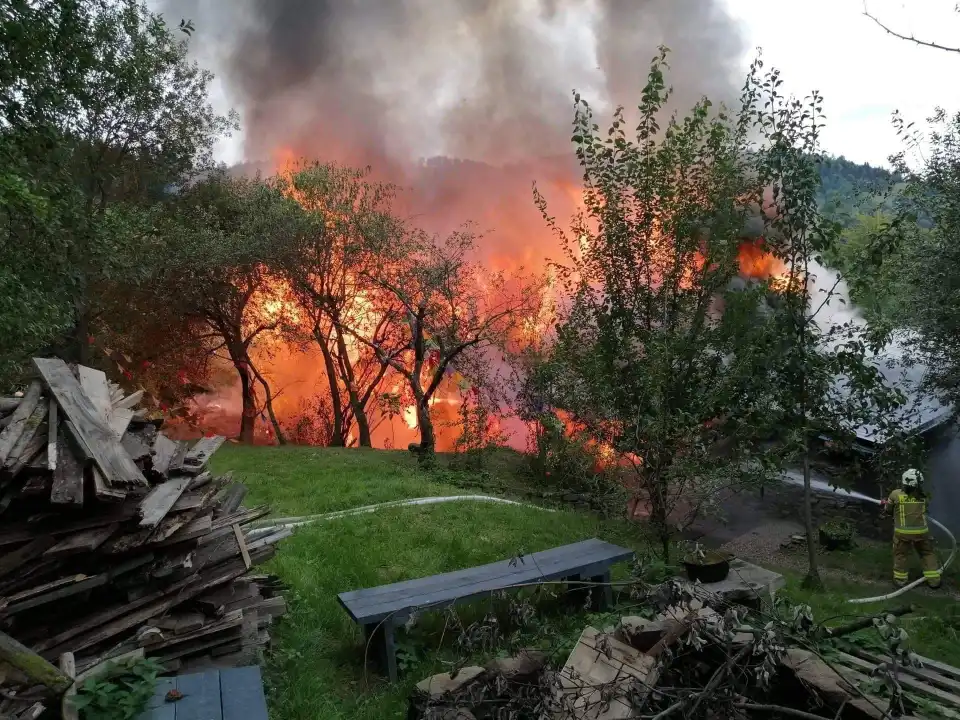 Pożar w Łazach Brzyńskich. Płonął drewniany budynek mieszkalny. Z ogniem walczyło 11 zastępów straży