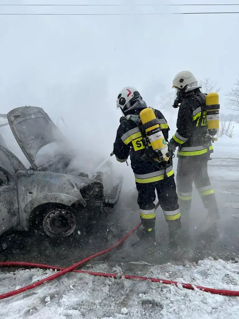 Miłkowa: Samochód osobowy zapalił się w czasie jazdy. Spłonął doszczętnie