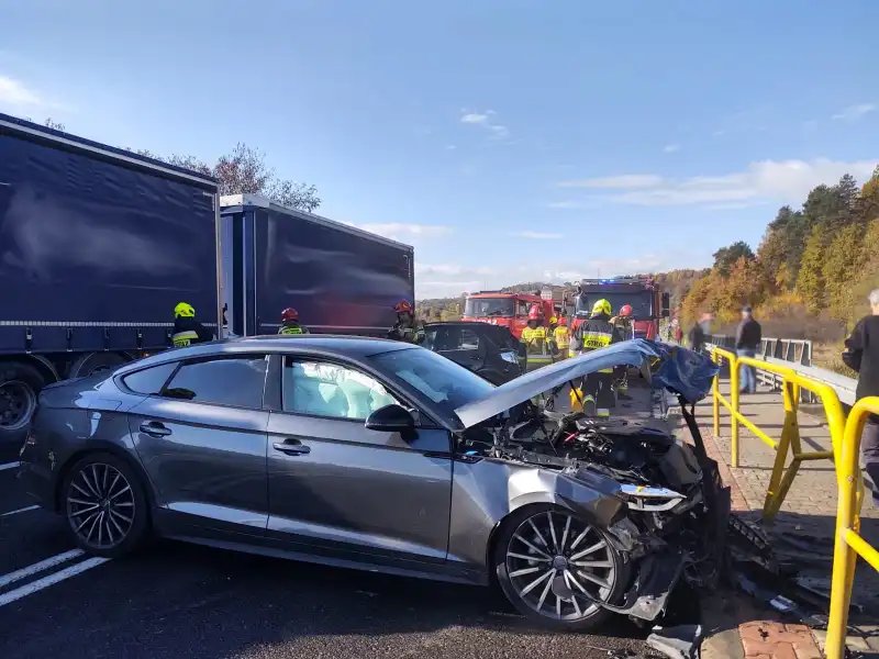 Paszyn: Dwie osobówki zderzyły się i uszkodziły przejeżdżającą obok ciężarówkę