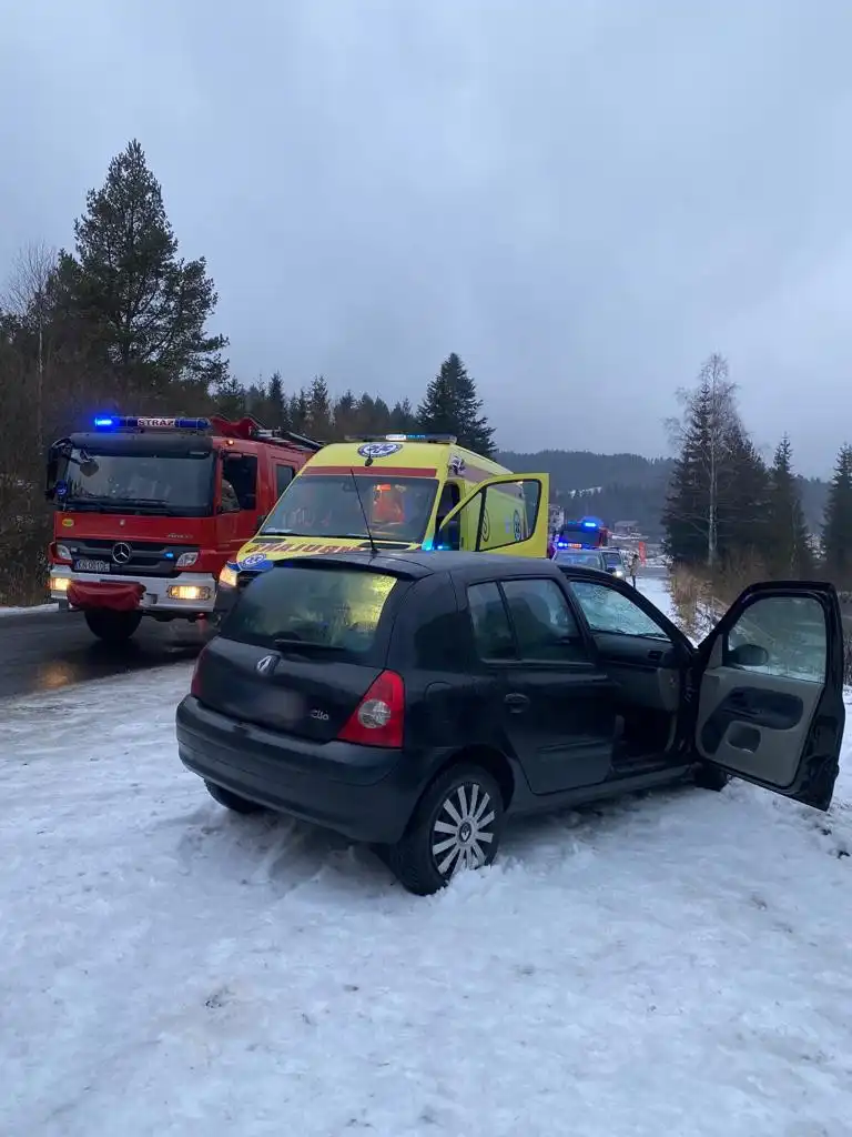 Tylicz: osobówka potrąciła dwie osoby