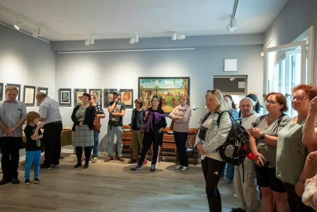 „Jadą wozy kolorowe…” - wystawa o tradycjach romskich w Muzeum Nikifora