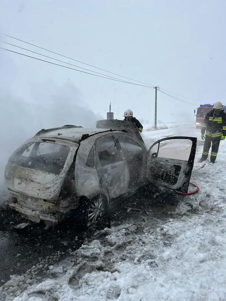 Miłkowa: Samochód osobowy zapalił się w czasie jazdy. Spłonął doszczętnie