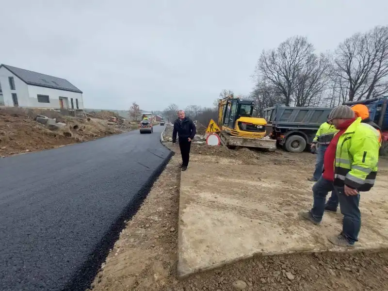 Trwa modernizacja drogi w Korzennej. Pierwsza warstwa asfaltu już położona