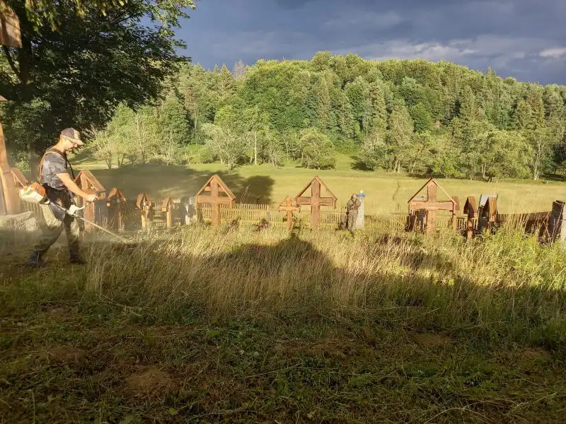 Funkcjonariusze KaOSG porządkowali cmentarze wojenne na ziemi gorlickiej