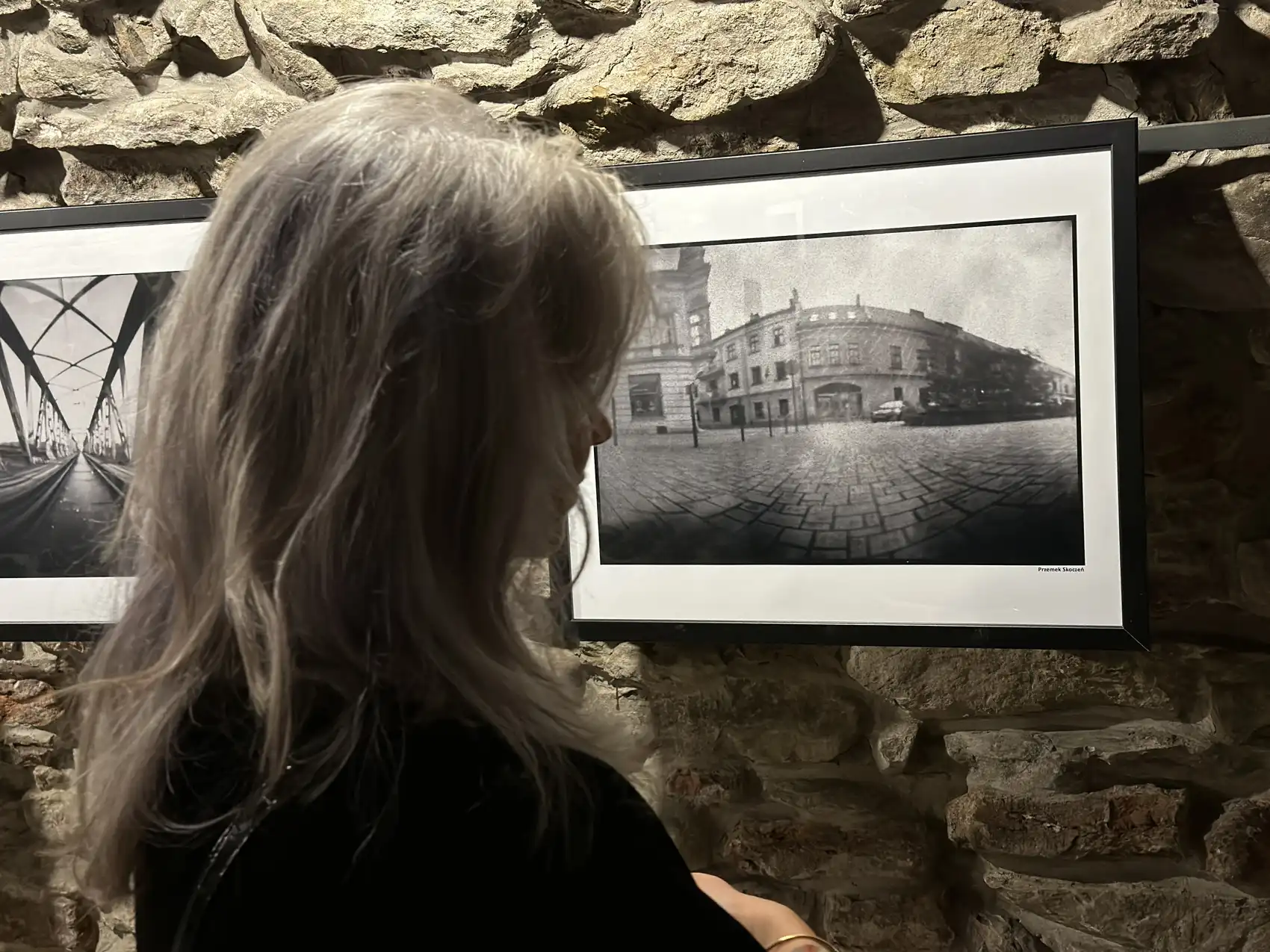 „Różne punkty widzenia”. Fotograficzna podróż przez wyjątkową wystawę w Sądeckiej Bibliotece Publicznej