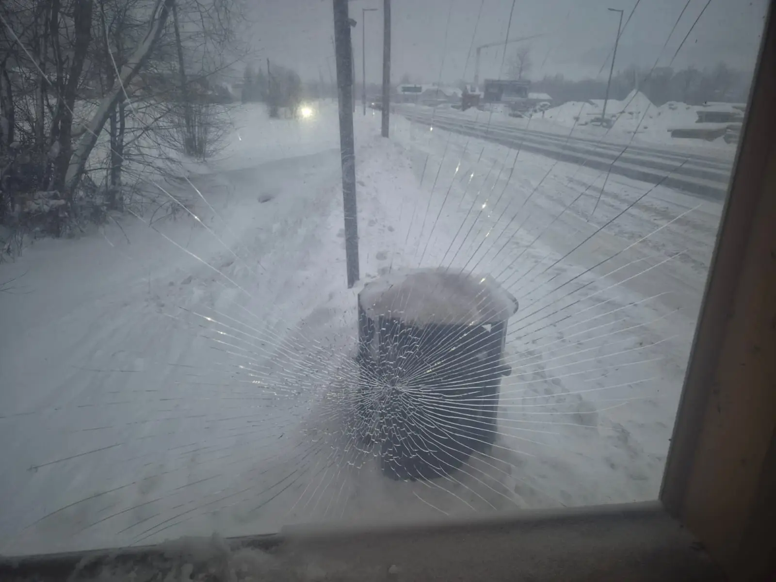 Wandal zniszczył szybę przystanku w Maciejowej. Urząd prosi o pomoc