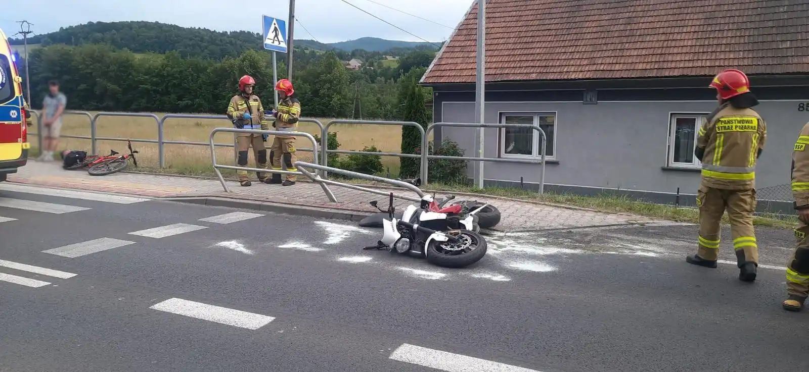 Wypadek we Frycowej. Motocykl wypadł z jezdni i uderzył w bariery energochłonne