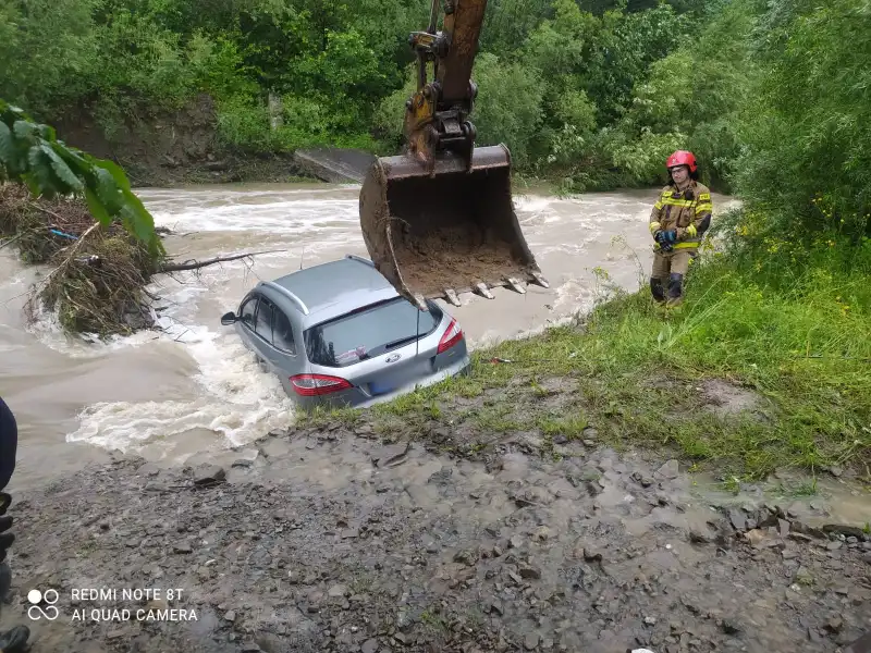 Florynka: samochód osobowy zjechał z drogi i wpadł do rzeki
