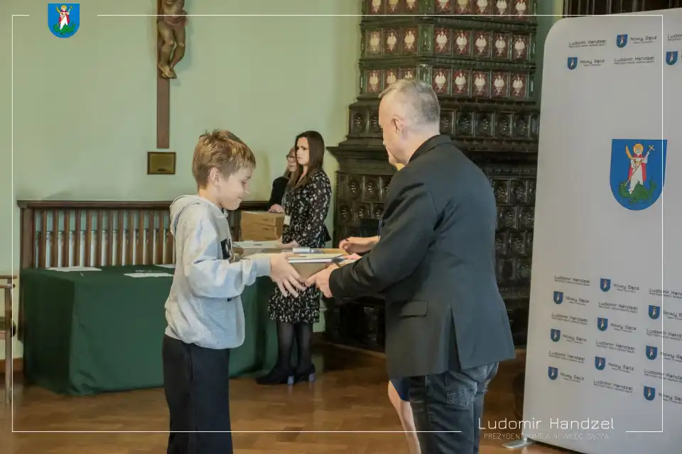 Nowy Sącz: Dzieci i młodzież otrzymały sprzęt komputerowy