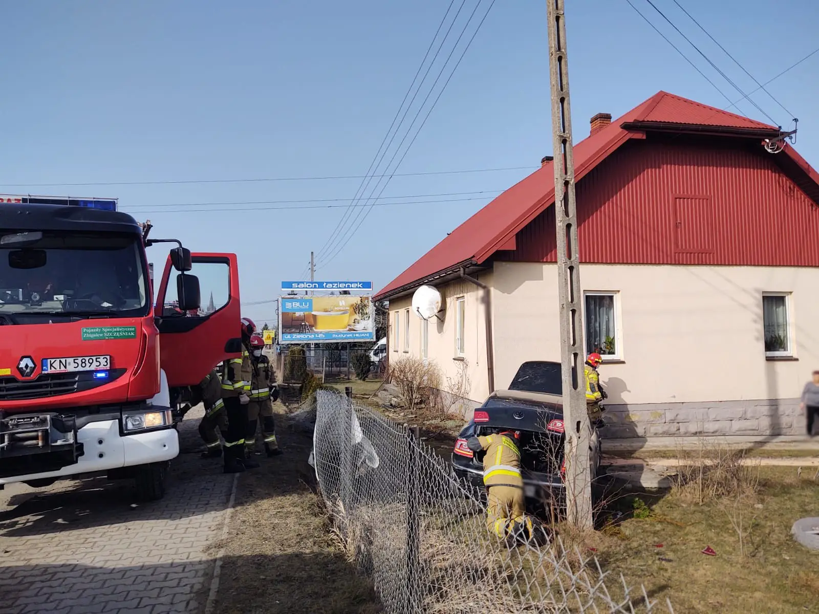 Kolizja dwóch aut na ul. Nawojowskiej w Nowym Sączu. Oba pojazdy wypadły z drogi