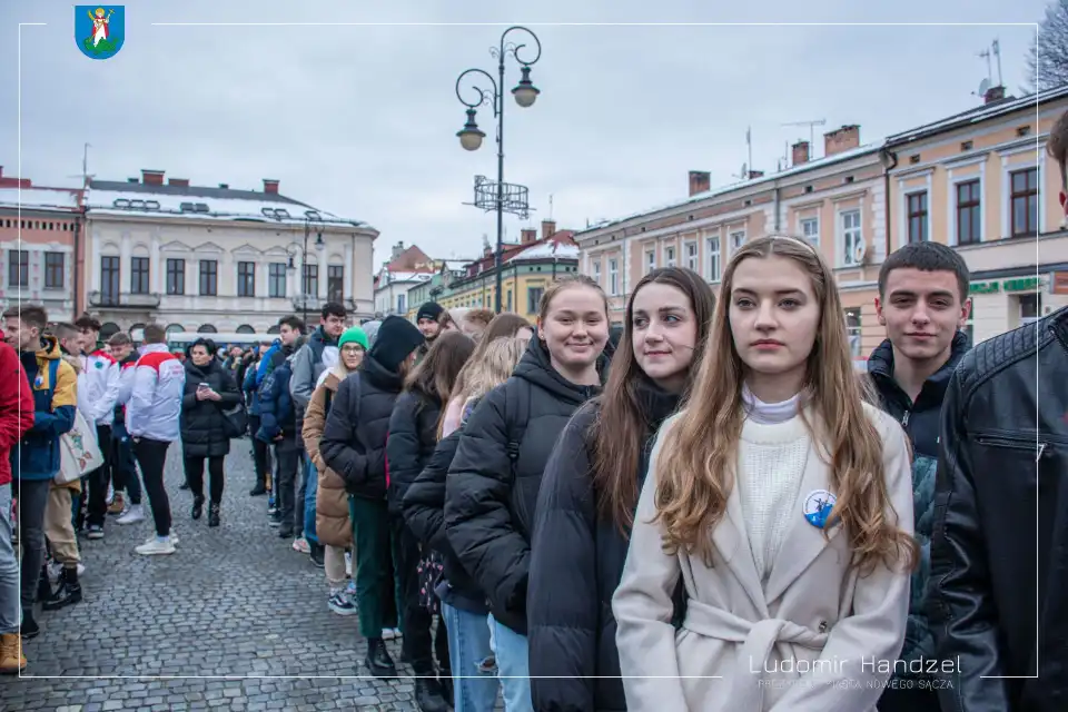 Już po raz piętnasty sądeccy maturzyści zatańczyli tradycyjnego Poloneza przed Ratuszem