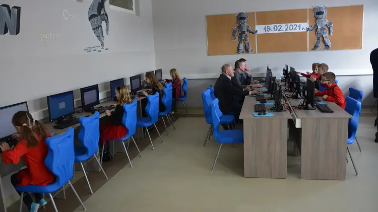 W szkołach w Chełmcu i Krasnym Potockim otwarto dwie nowe pracownie komputerowe