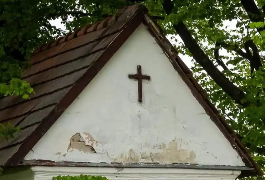 Prace remontowe przy kapliczce w Olszówce. Nowy dach, kolejne plany