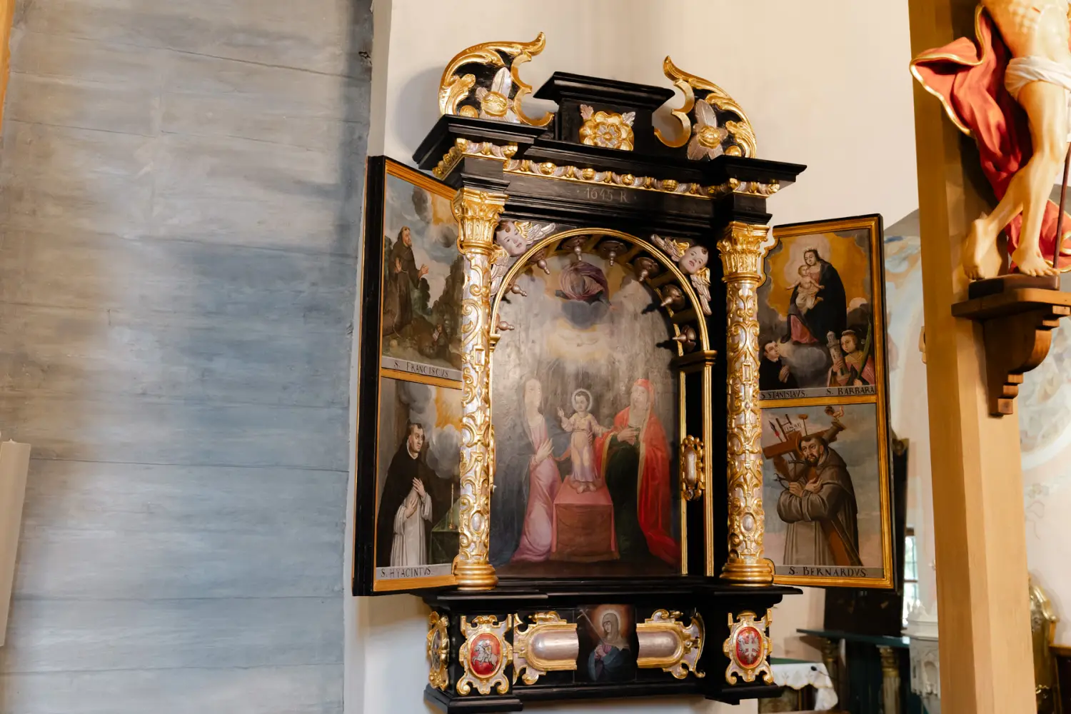 Tryptyk, ława i szafa organowa po konserwacji. Prace w kościele w Krużlowej Wyżnej zakończone