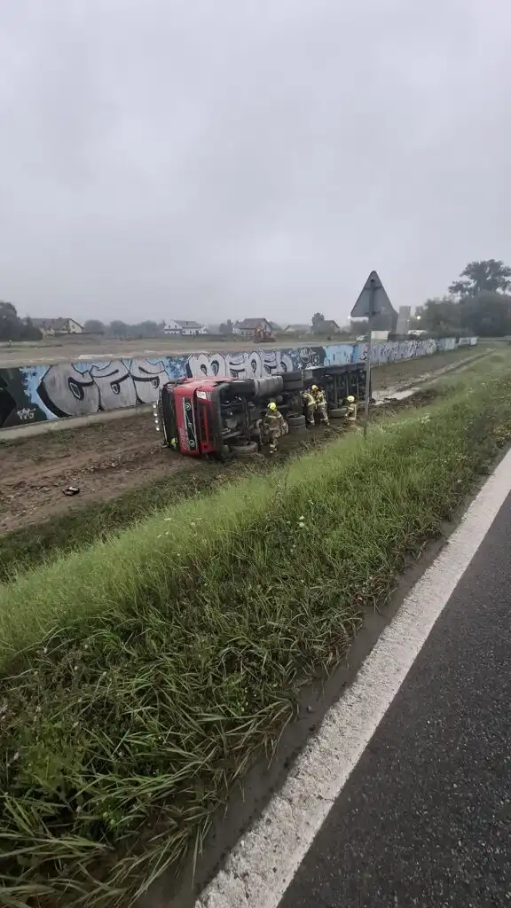 Wypadek ciężarówki na obwodnicy Stadeł