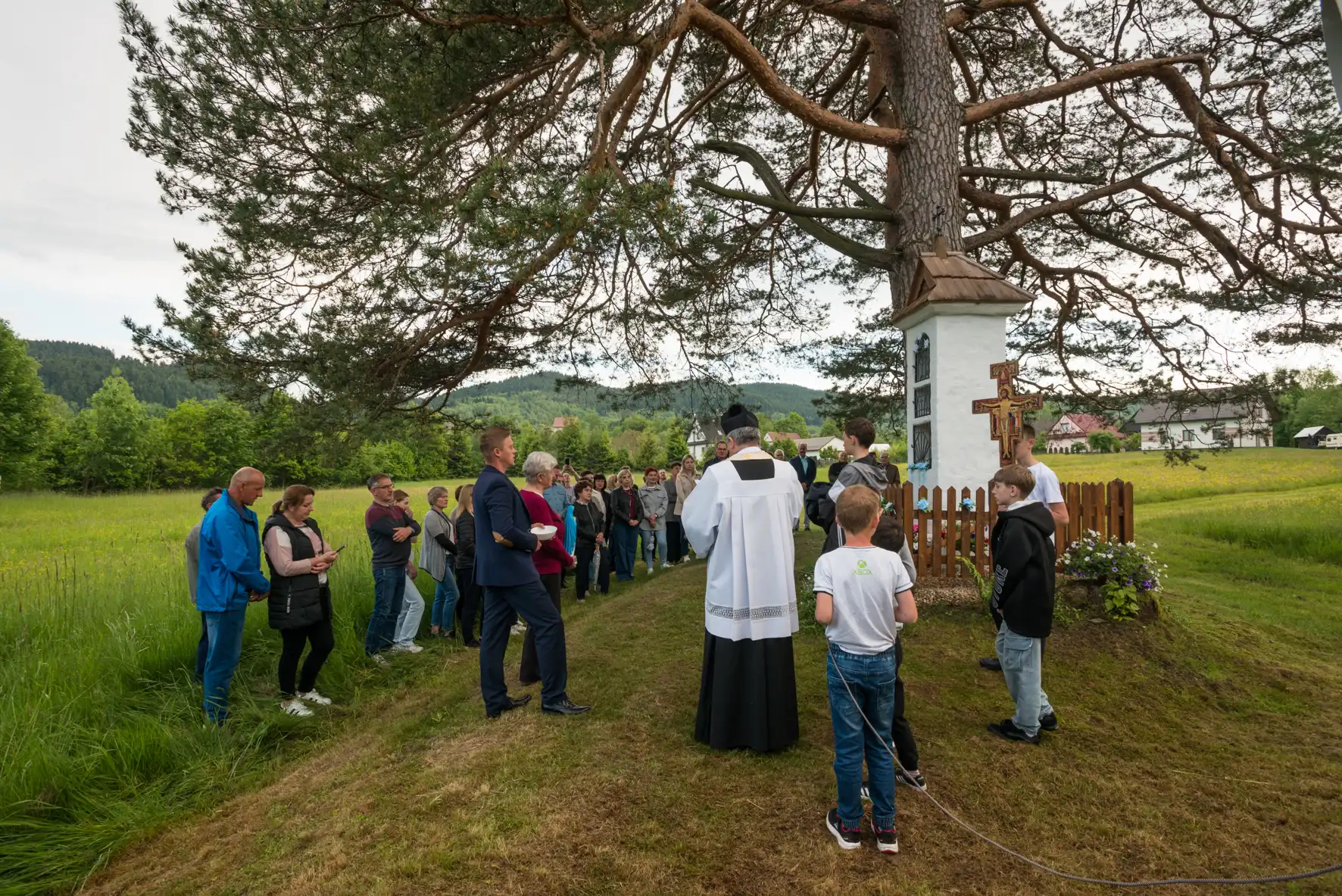 Kapliczka w Osiedlu Szczepanowo znów jaśnieje. Wspólnota Słopnic Górnych świętuje zakończenie renowacji