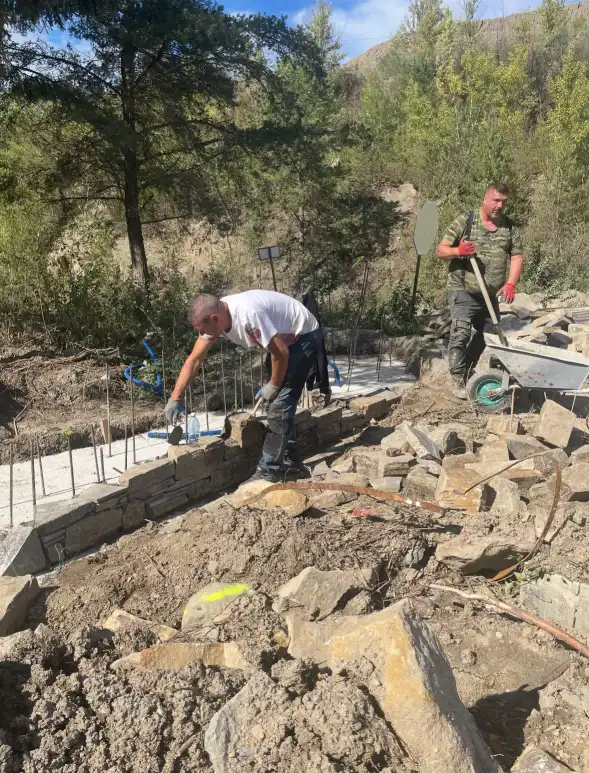 Postępuje budowa kapliczki św. Barbary. Załoga KSS Klęczany przywraca tradycję