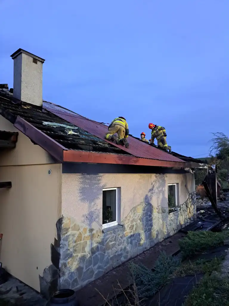Pożar w Popowicach. Palił się drewniany dom