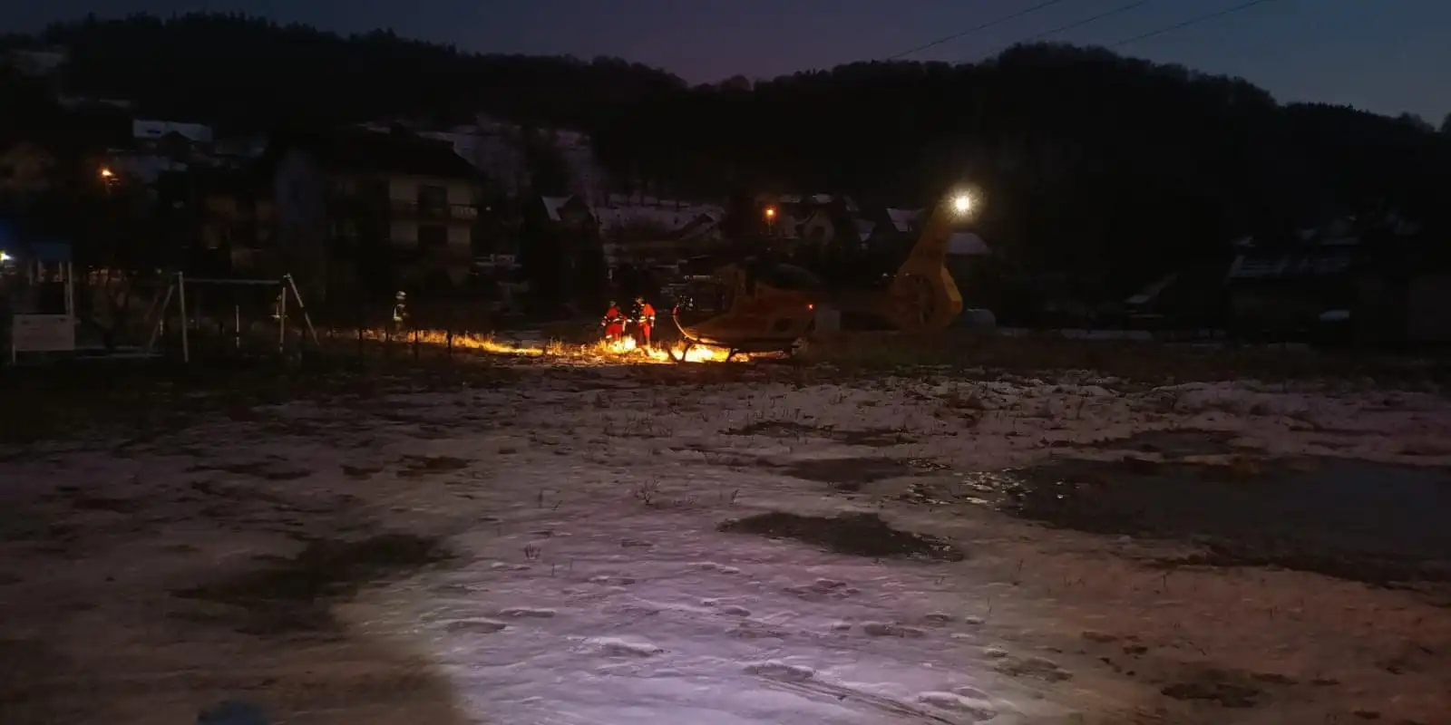 Głębokie. Groźny pożar drewnianego budynku, dwóch mężczyzn w szpitalu