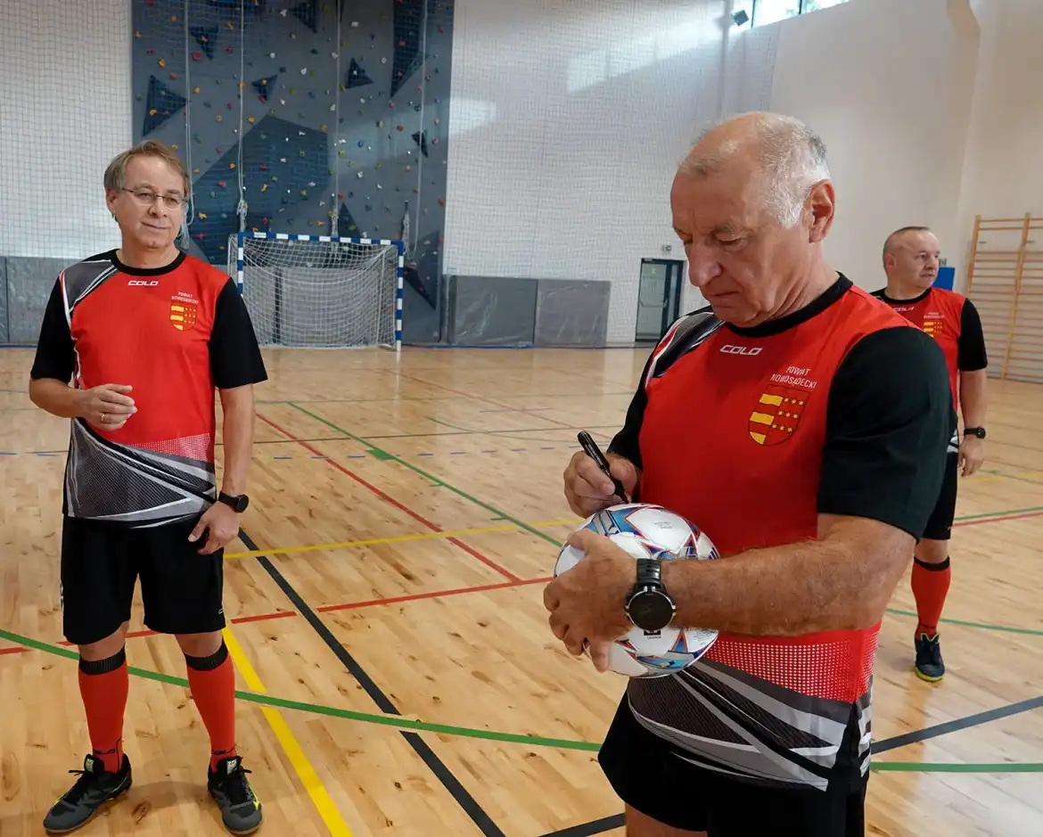 Mecz towarzyski z okazji 20-lecia partnerstwa między Powiatem Unna a Powiatem Nowosądeckim. Niemiecka drużyna pokonała gospodarzy