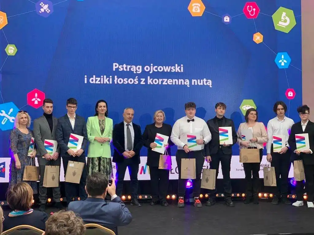 Dwoje uczniów z ZSP w Nawojowej z nagrodą za… dzikiego łososia