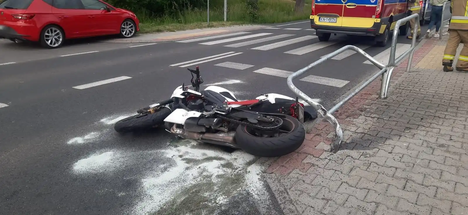 Wypadek we Frycowej. Motocykl wypadł z jezdni i uderzył w bariery energochłonne