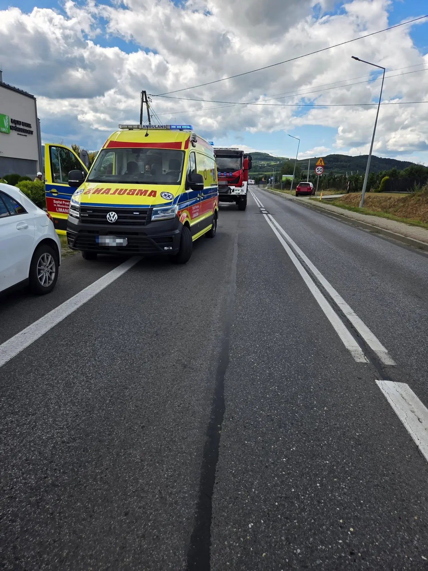 Zderzenie dwóch samochodów na DW 969 w Łącku. Na miejsce ruszyły służby