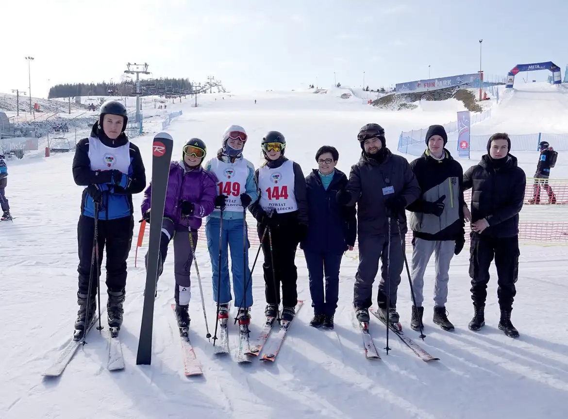 Zawody w narciarstwie alpejskim w Tyliczu. Na stok wyruszyło aż 200 zawodników