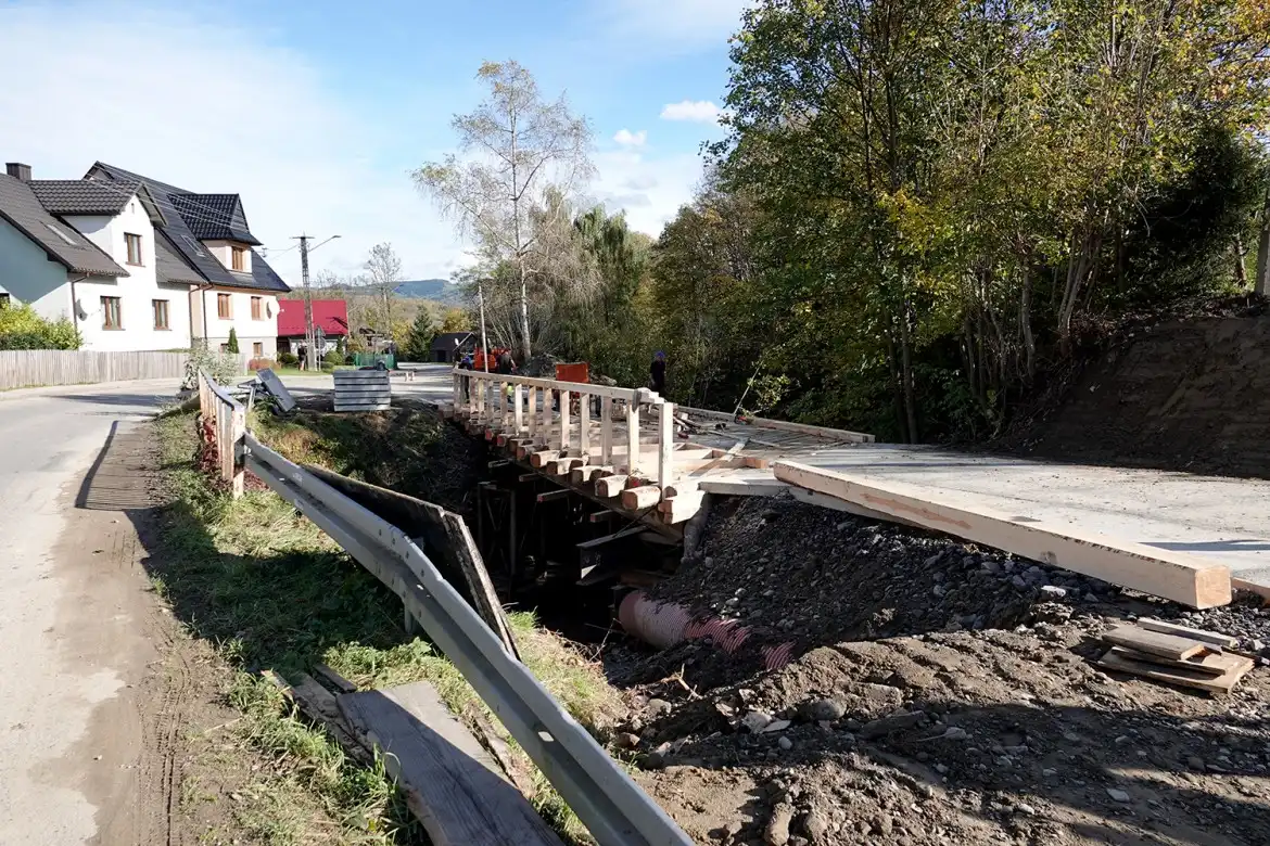 Trwają prace przy budowie mostu zastępczego w Przysietnicy
