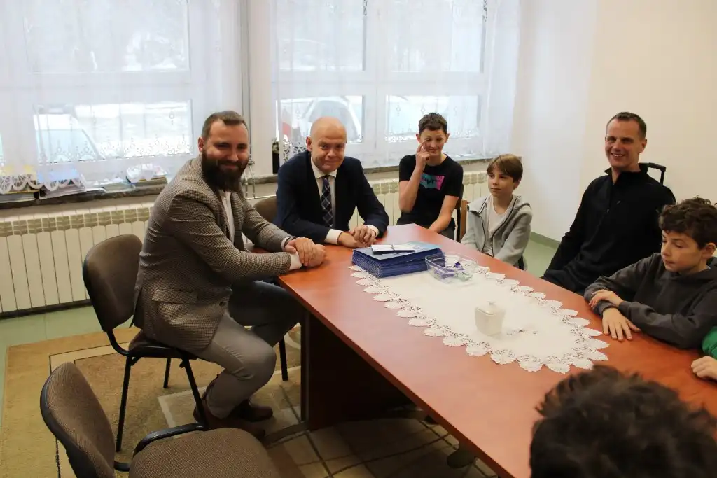 Listy gratulacyjne i niespodzianki dla młodych talentów z Piwnicznej-Zdroju