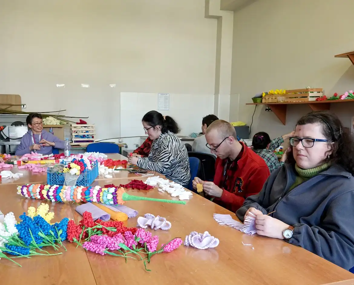 W ZAZ w Nawojowej osoby z niepełnosprawnościami robią świąteczne ozdoby