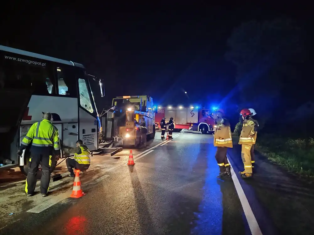 Tragiczny wypadek w Witowicach Górnych w relacji strażaków. W czołowym zderzeniu autobusu i osobówki zginęły dwie osoby