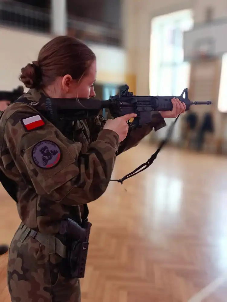 Młodzież z ZS w Marcinkowicach doskonaliła umiejętności strzeleckie