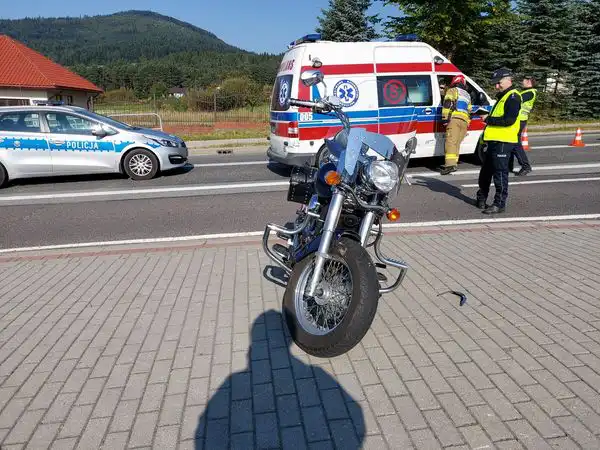 Wypadek osobówki i motocykla w Kasinie Wielkiej. Dwie osoby poszkodowane