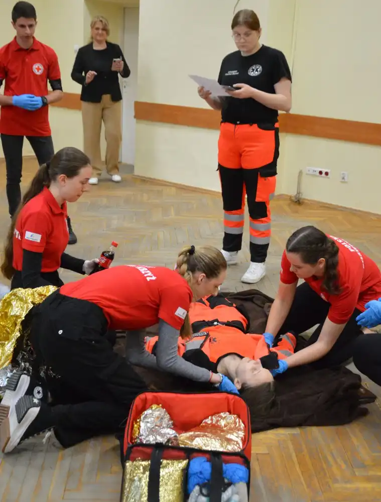 Uczniowie LO w Starym Sączu obronili tytuł Mistrza Powiatu w Mistrzostwach Pierwszej Pomocy