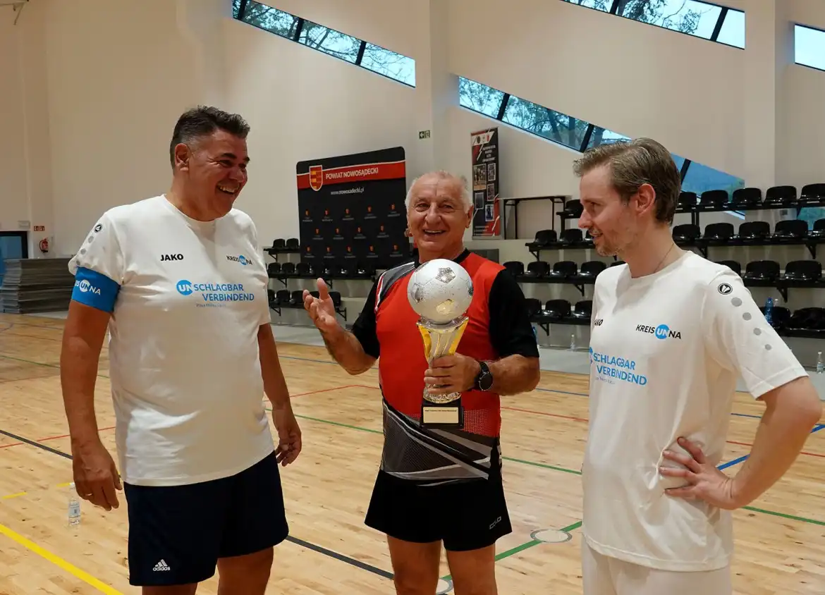 Mecz towarzyski z okazji 20-lecia partnerstwa między Powiatem Unna a Powiatem Nowosądeckim. Niemiecka drużyna pokonała gospodarzy