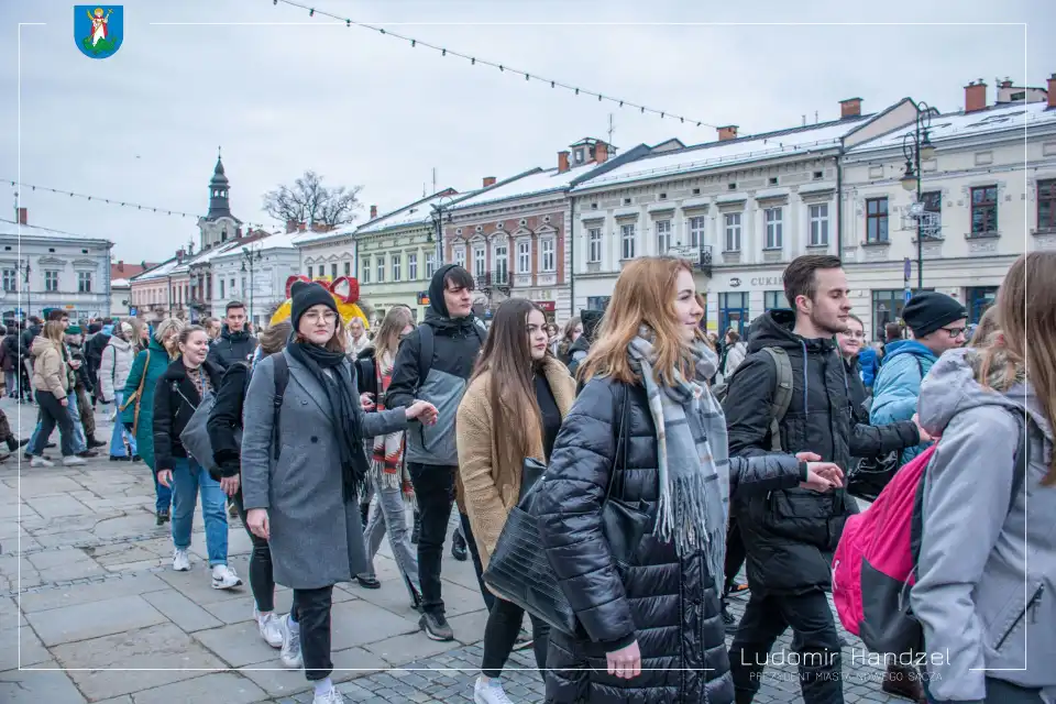 Już po raz piętnasty sądeccy maturzyści zatańczyli tradycyjnego Poloneza przed Ratuszem