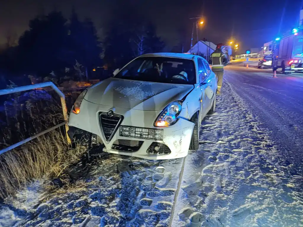 Kolizja w Chełmcu. Zderzyły się dwie osobówki